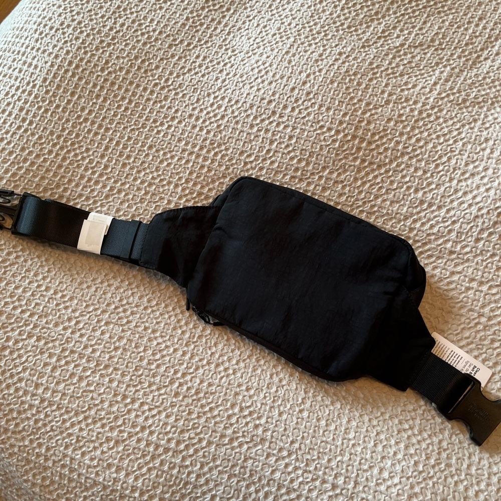 Lululemon Clean lines belt bag-black